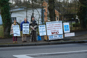 Christine y Michel Nodet y Yann Forget delante de la OMS del 31 marzo al 4 abril de 2008