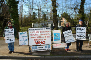 Pierre-Jean Rivault, Françoise Duquesnoy et Éric Peytremann delante de la OMS del 7 al 11 abril de 2008