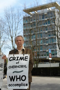 Vassili Nesterenko delante de la OMS el 27 abril de 2008