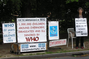 Françoise Mir devant lOMS le 20 mai 2008