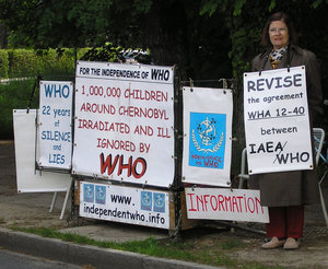 Christine Kjelberg avec Alison Katz devant lOMS le 21 mai 2008