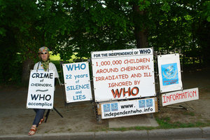 Carole Bouvier devant lOMS le 12 mai 2008