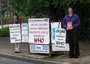 Michèle Marillier et Christine Kjelberg devant lOMS du 14 au 15 mai 2008