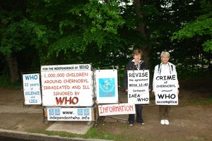 Gudrun Bénassi et Édith Mayer devant lOMS le 19 mai 2008
