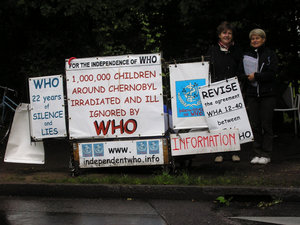 Gudrun Bénassi y Édith Mayer delante de la OMS el 2 junio de 2008