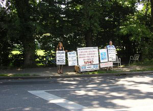 Anne Élisabeth Costa y Christine Kjelberg delante de la OMS el 23 junio de 2008