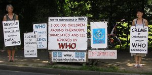 Michèle Péringer y Michèle Marillier delante de la OMS el 25 junio de 2008