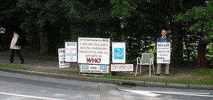 Philippe Reculard delante de la OMS el 9 junio de 2008