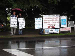 Alison Katz y David Shipley delante de la OMS el 16 junio de 2008