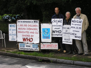 Janusz Szarek, Barbara Lémery y Michel Perthuis delante de la OMS el 17 junio de 2008