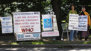 Lidia Quirogua y Lamamo delante de la OMS el 19 junio de 2008