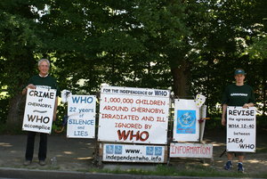 François Bertrand y Sonja Cirrotti delante de la OMS el 20 junio de 2008