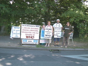 Simone Dalex, Pierre Carlioz und Fabienne Déthiollaz vor der WHO vom 30. Juni - 4. Juli 2008