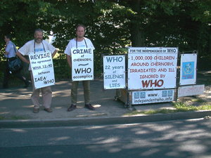Michel LHénoret et Éric Bonnaire vor der WHO am 21. Juli 2008
