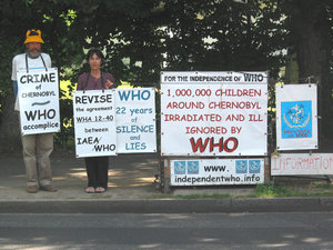 Michel LHénoret und Françoise Bouvier vor der WHO am 22. Juli 2008
