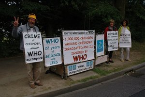Michel LHénoret, Mary Hacquard und Lidia Quirogua vor der WHO vom 23. - 25. Juli 2008