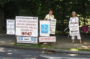 Gudrun Bénassi und Édith Mayer vor der WHO am 31. Juli 2008