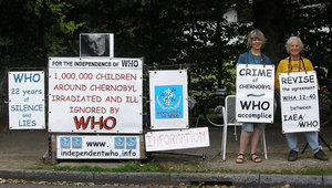 Carole Bouvier y Liliane Deroche delante de la OMS del 1 al 3 septiembre de 2008