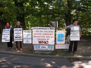 Thérèse Raitière, Paul Roullaud y Claude Jousseaume delante de la OMS del 22 al 26 septiembre de 2008