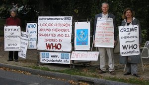 Annick Bruneau, Jean-Jacques Monier et Marie Chantepie delante de la OMS del 29 septiembre al 3 octubre de2008