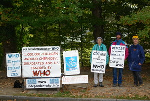 Mireille Jubert, Olivier Désire y Carole Bouvier delante de la OMS del 6 al 10 octubre de 2008