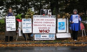 Christine Kjelberg y Jane Thiébaud delante de la OMS del 13 al 14 octubre de 2008