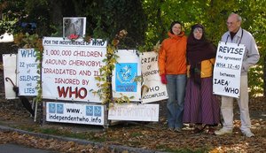 Paticia Lariguet, Lamamo y Guy Chatelan delante de la OMS del 15 al 17 octubre de 2008