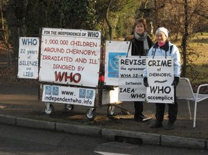 Édith Mayer and Gudrun Bénassi in front of WHO from 23rd to 27th February 2009