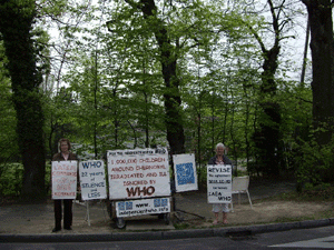 Christine Kjelberg and Monika Von Der Meden in front of WHO from 13th to 17th April 2009