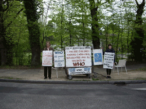 Christine Kjelberg and Michèle Marillier in front of WHO from 13th to 17th April 2009