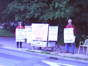 Nelly Vincent and Friedrich Niebergal in front of WHO from 12th to 14th May 2009