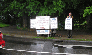 Éric Peytremann in front of WHO, 15th May 2009