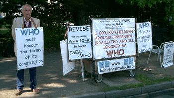 Wladimir Tchertkoff delante de la OMS del 1 al 3 julio 2009