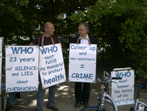 Jean-Yves Peillard y Rémy Pagani (Alcalde en ejercicio de Ginebra) delante de la OMS el 6 julio 2009