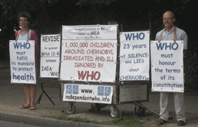 Blandine Lochmann et Dominique Loubet devant lOMS le 14 juillet 2009