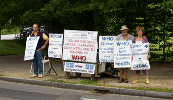 Christophe Mounier, Dominique y Odile Chedemois delante de la OMS del 27 al 29 julio 2009