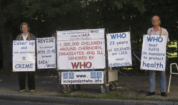 Christine Kjelberg y Éric Peytremann delante de la OMS el 17 agosto 2009