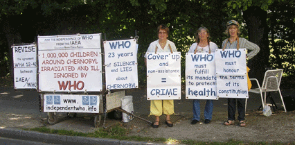 Carole Bouvier, Martine Cuennet y Éliane Varagnat delante de la OMS el 18 agosto 2009