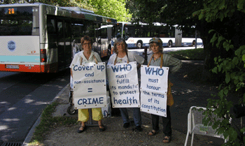 Carole Bouvier, Martine Cuennet y Éliane Varagnat delante de la OMS el 18 agosto 2009