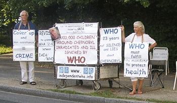 Friedrich Niebergal y Monika von der Meden delante de la OMS el 19 agosto 2009