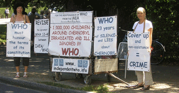 Emmanuelle Angrand y Édith Mayer delante de la OMS el 20 agosto 2009