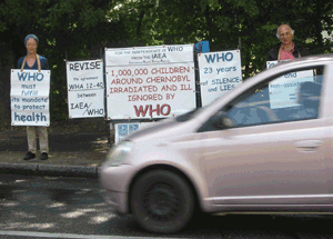 Annie y Georges Reeb delante de la OMS el 21 agosto 2009