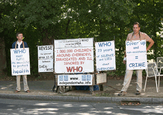 André Escollier y Philippe Cointe delante de la OMS el 24 agosto 2009