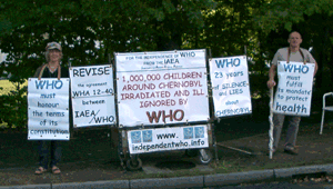 Carole Bouvier y Jean-Yves Peillard delante de la OMS el 25 agosto 2009