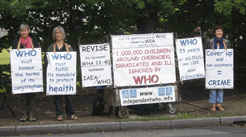 Françoise Chaffard, Carole Bouvier y Michelle Marillier delante de la OMS el 26 agosto 2009