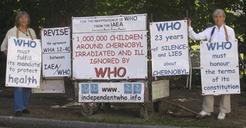 Éliane Varagnat y Édith Mayer delante de la OMS el 27 agosto 2009