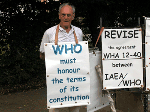 Guy Chatelan delante de la OMS el 28 agosto 2009