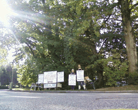 Liliane Deroche et Marc Pleysier devant lOMS du 14 au 16 septembre 2009