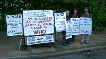 Liliane Deroche, Sandrine Girouard et Damien Renault devant lOMS le 17 septembre 2009