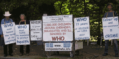 Un passant Éliane Varagnat et Olivier Désire devant lOMS du 21 au 25 septembre 2009